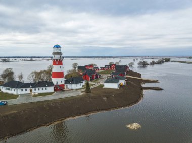 Bahar, sel, Oka 'nın kıyıları taştı. Ryazan City yakınlarındaki Balıkçı Köyü Oteli. Rusya