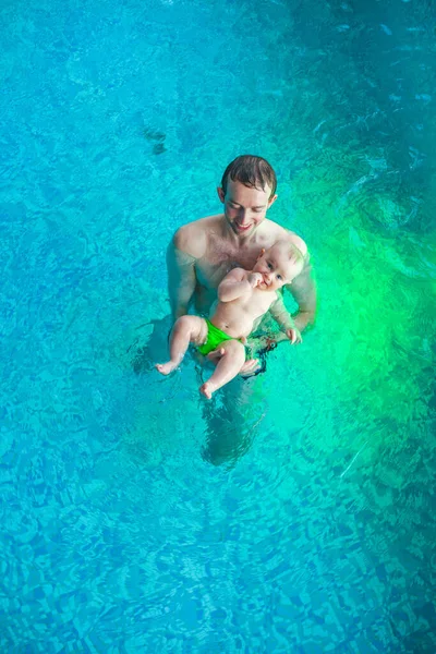 Havuzda Çocuklu Bir Baba Bebek Suda Yüzüyor — Stok fotoğraf