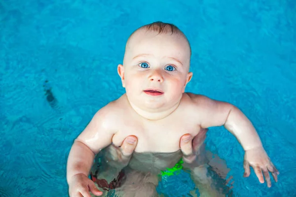 小男孩在游泳池的水里 健康的生活方式 — 图库照片