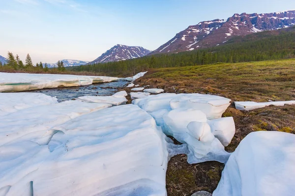 Nieve Hielo Orillas Del Río Hoisey Día Polar Meseta Putorana — Foto de Stock