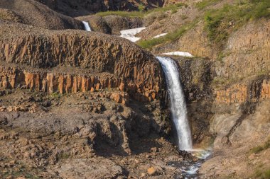 Taimyr Putorana Platosu 'ndaki bazalt kayalarında şelale. Rusya, Sibirya