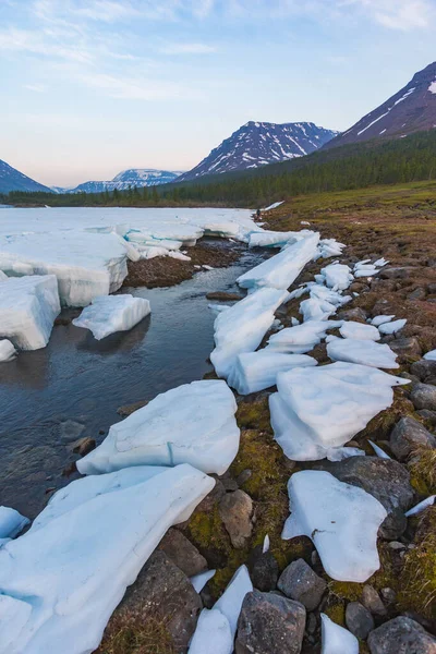 Salju Dan Tepi Sungai Hoisey Hari Kutub Dataran Tinggi Putorana — Stok Foto
