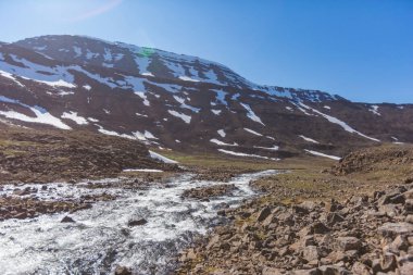 Hoisey Nehri. Putorana Platosu 'nda kutup günü, Taimyr. Krasnoyarsk Bölgesi, Rusya