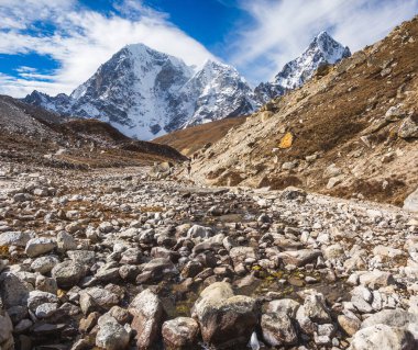 Everest ana kampına giden yol. Sagarmatha Ulusal Parkı, Himalayalar, Nepal