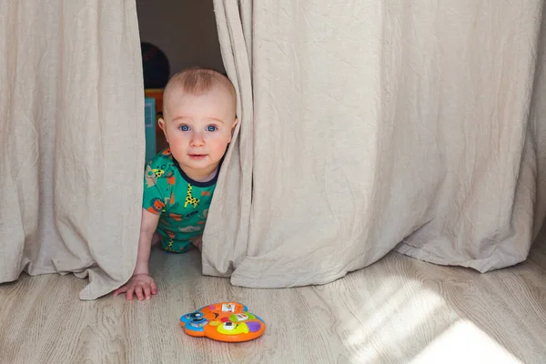 Acht Negen Maanden Baby Jongen Spelen Verstoppertje Achter Gordijnen — Stockfoto