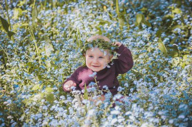 Dokuz aylık bir çocuk açık bir alanda 