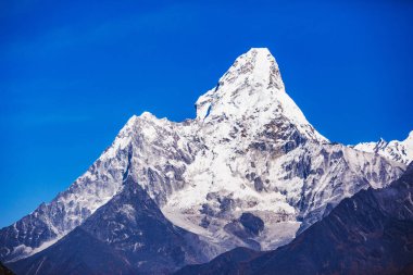 Ama Dablam dağ manzarası. Nepal, Sagarmatha Ulusal Parkı
