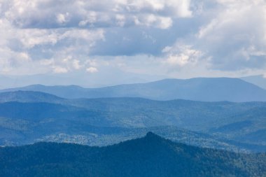 Uzaktaki mavi tepeler. Shoria Dağı 'nın manzaraları. Kemerovo bölgesi, Kuzbass, Rusya