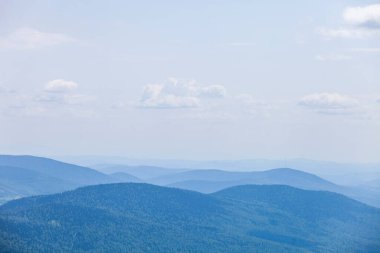 Uzaktaki mavi tepeler. Shoria Dağı 'nın manzaraları. Kemerovo bölgesi, Kuzbass, Rusya