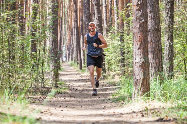 Hombre Sonriente Corriendo Negro Correr Trabajando Bosque Pinos — Foto de Stock