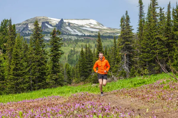 산에서 운동하고 젊은이 러시아 — 스톡 사진