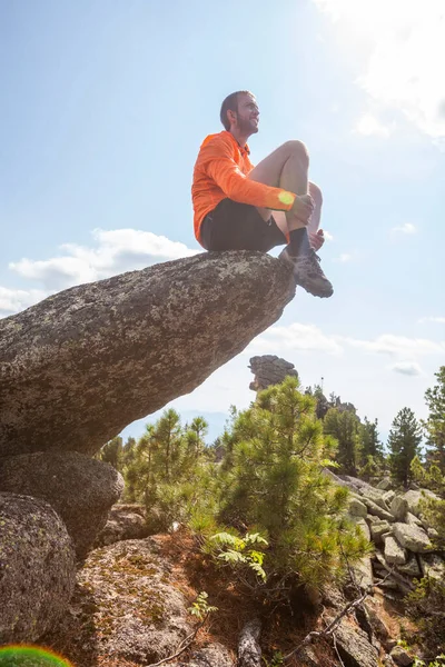 Rusya Nın Shoria Dağında Bir Turist Kayanın Kenarında Oturuyor — Stok fotoğraf
