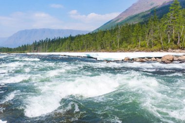 Hoisey Nehri. Putorana Platosu 'nda kutup günü, Taimyr, Rusya