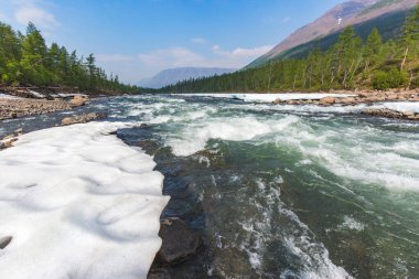 Hoisey Nehri. Putorana Platosu 'nda kutup günü, Taimyr, Rusya