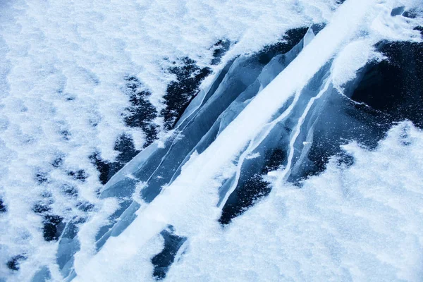 贝加尔湖冰面上的雪和裂缝 顶部视图 冬季纹理 — 图库照片