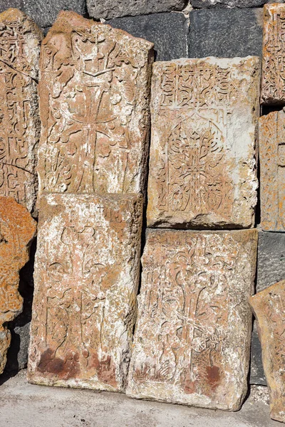 アルメニアのセヴァナバンク修道院の古代の石のカチャル — ストック写真
