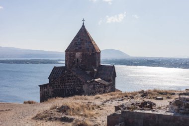 Sevan Gölü, Ermenistan 'daki antik taş manastırı Sevanavank