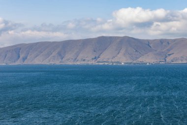 Ermenistan 'da Sevan Gölü' nün mavi suyu
