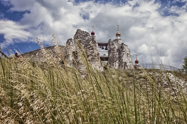 Меловые скалы Костомаровский Спасский монастырский собор — стоковое фото