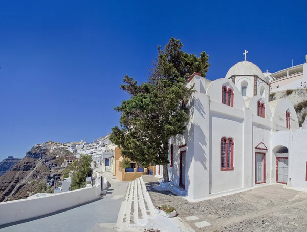 Igreja Ortodoxa na cidade de Fira na ilha de Santorini, na Grécia — Fotografia de Stock