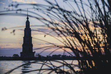 Rus turist çeken - sular altında belltower Kalyazin