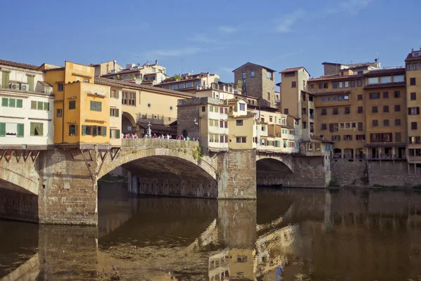 Ponte Vecchio über dem Arno in Florenz — Stockfoto