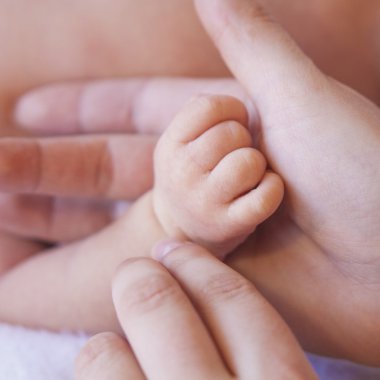 Yeni doğmuş bir bebek anne elinde avuç