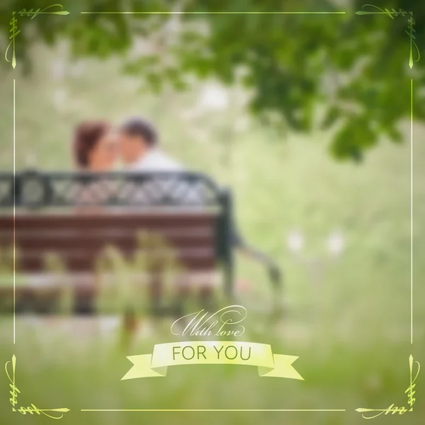 Vektor verschwommenen Hintergrund. Verliebtes Paar küsst sich auf einer Bank. — Stockvektor