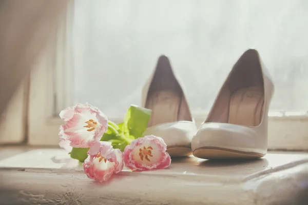 Bridal shoes on the windowsill — Stock Photo, Image