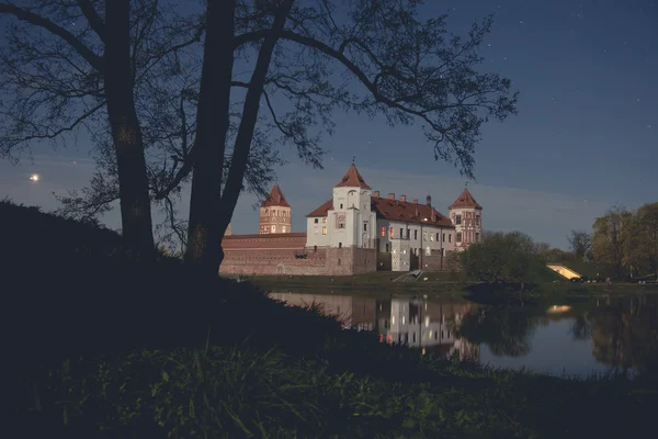 Білорусь Орієнтир - замок Mirsky в ніч — стокове фото