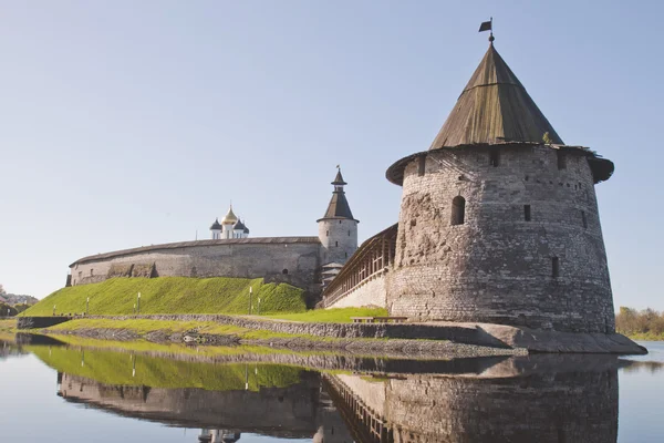 Sightseeing Russia: Gold ring, the city of Pskov. Towers of the Kremlin — Stock Photo, Image