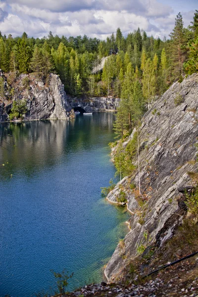 Vonzás törvénye - márvány kőfejtő Ruskeala reserve — Stock Fotó