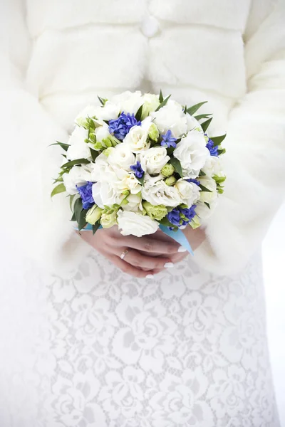 Casamento de inverno. Buquê de noiva em mãos — Fotografia de Stock