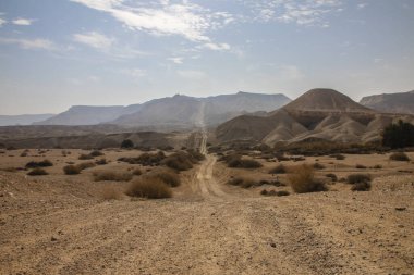 Çölün ortasındaki dağların arasında uzun bir patika.