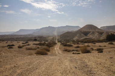 Çölün ortasındaki dağların arasında uzun bir patika.