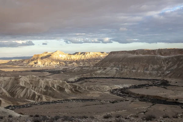 Negev Çölü 'ndeki dağların ve engin vadilerin şaşırtıcı deseni