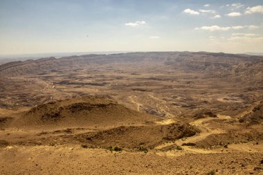 Küçük krater, bir Makhtesh 'tir. Negev Çölü' nün jeolojik erozyonal bir alanı. İsrail 'deki beş makhteshim' den biri, ve dünyadaki yedi makhteshim 'den biri, 5 km' ye 7 km ile İsrail 'in üçüncü en büyüğü..