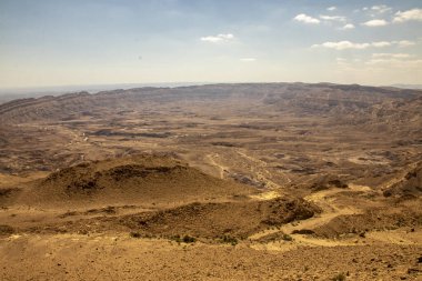 Küçük krater, bir Makhtesh 'tir. Negev Çölü' nün jeolojik erozyonal bir alanı. İsrail 'deki beş makhteshim' den biri, ve dünyadaki yedi makhteshim 'den biri, 5 km' ye 7 km ile İsrail 'in üçüncü en büyüğü..