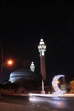 Canlı Amman 'ın ortasında çok güzel bir Ramazan dekorasyonu ve atmosferi var.