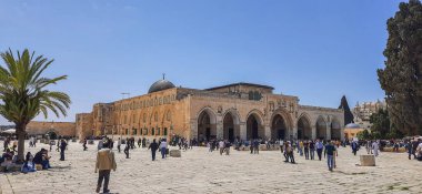 Ramazan 'da bir cuma günü El Aksa Camii yerleşkesi
