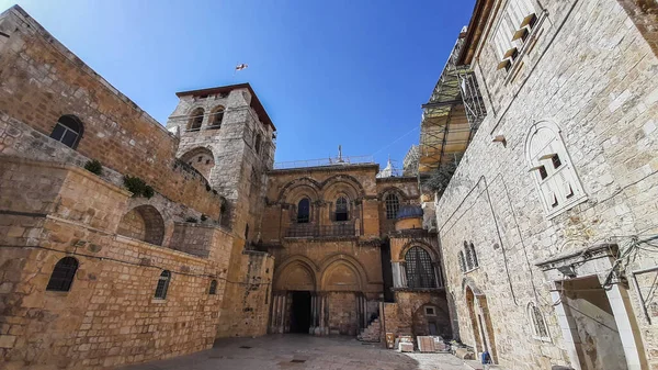 Kutsal Mezar Kilisesi, Eski Kudüs 'ün Hristiyan Mahallesi' nde, İsa 'nın çarmıha gerildiği yer olan Calvary ya da Golgotha olarak bilinen yerde, Hristiyanlığın en kutsal iki mekanını barındıran bir kilisedir..