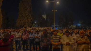 İsrail polisi ile Filistin arasında 09 Mayıs 2021 'de çatışmaların yaşandığı El Aksa Camii' nde ibadet edenlerin sayısı çok fazla.