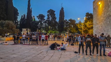 İsrail polisi ile Filistin arasında 09 Mayıs 2021 'de çatışmaların yaşandığı El Aksa Camii' nde ibadet edenlerin sayısı çok fazla.