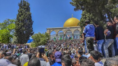 İsrail polisi ile Filistin arasında 09 Mayıs 2021 'de çatışmaların yaşandığı El Aksa Camii' nde ibadet edenlerin sayısı çok fazla.
