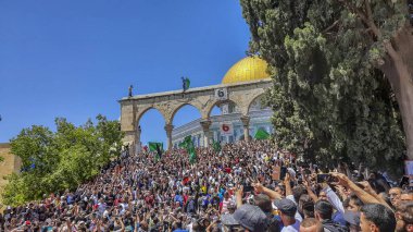 İsrail polisi ile Filistin arasında 09 Mayıs 2021 'de çatışmaların yaşandığı El Aksa Camii' nde ibadet edenlerin sayısı çok fazla.