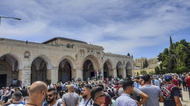 İsrail polisi ile Filistin arasında 09 Mayıs 2021 'de çatışmaların yaşandığı El Aksa Camii' nde ibadet edenlerin sayısı çok fazla.