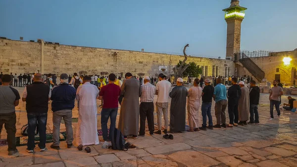 İsrail polisi ile Filistin arasında 09 Mayıs 2021 'de çatışmaların yaşandığı El Aksa Camii' nde ibadet edenlerin sayısı çok fazla.