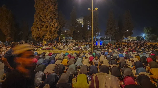 Grande Número Adoradores Mesquita Aqsa Que Confrontos Entre Polícia Israelense — Fotografia de Stock