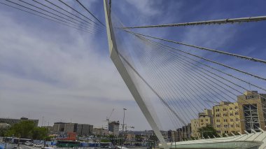 Strings Köprüsü İspanyol mimar ve mühendis Santiago Calatrava tarafından tasarlandı ve Kudüs Demiryolu 'nun Kırmızı Hattı tarafından kullanıldı.