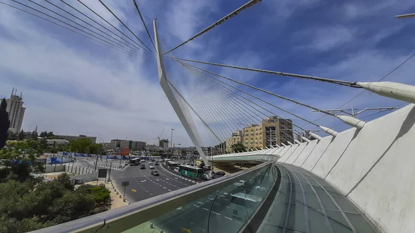 Strings Köprüsü İspanyol mimar ve mühendis Santiago Calatrava tarafından tasarlandı ve Kudüs Demiryolu 'nun Kırmızı Hattı tarafından kullanıldı.